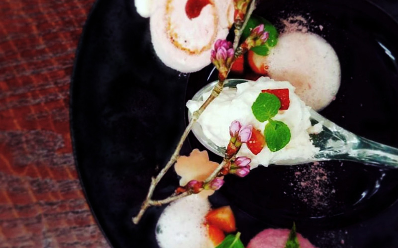 笑顔の生まれるデザートを作るパティシエ