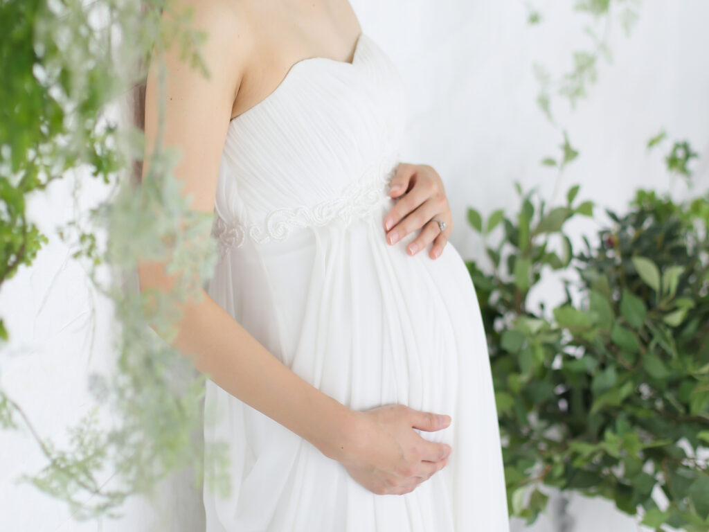 ウェディングドレスは妊娠何ヶ月まで？時期ごとのドレス選びや注意点