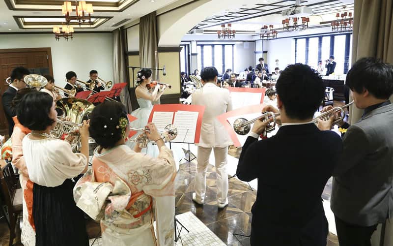 結婚式にゲストが酔いしれる贅沢な生演奏を
